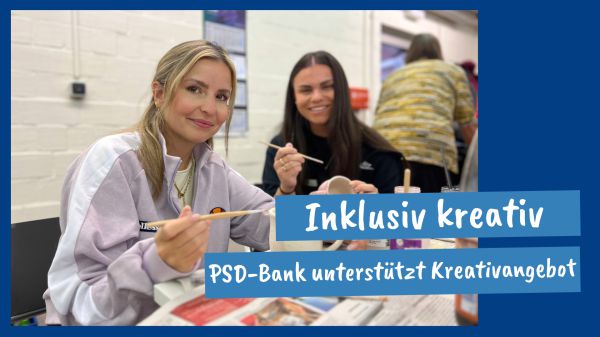Zwei junge Frauen bemalen Tassen. Sie sitzen lächelnd in einer Töpferwerkstatt. Daneben steht der Schriftzug: "Inklusiv Kreativ. PSD-Bank unterstützt Kreativangebot." 