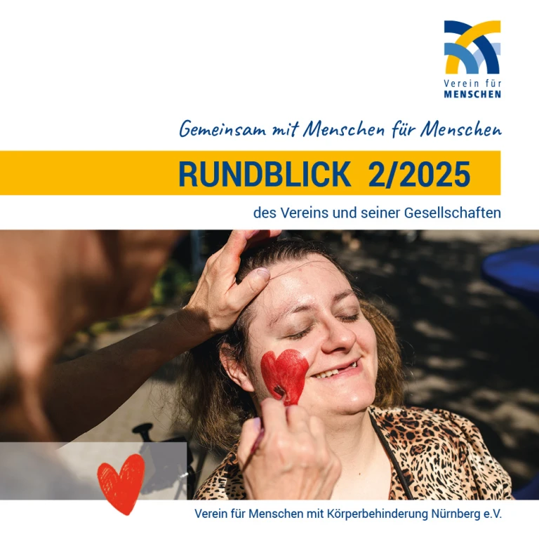 Auf dem Titelbild wird einer Frau ein rotes Herz auf die Wange gemalt